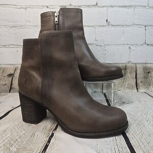 FRYE ADDIE BOOTIES SMOKE BROWN LEATHER INSIDE ZIP 2.5 INCH HEEL WOMENS SIZE 6.5